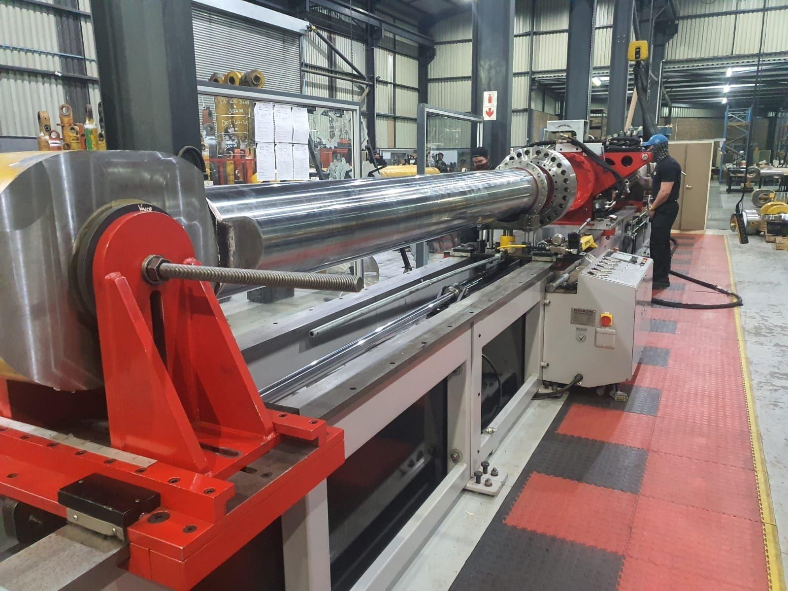 Hydraulic cylinder repair bench in a workshop