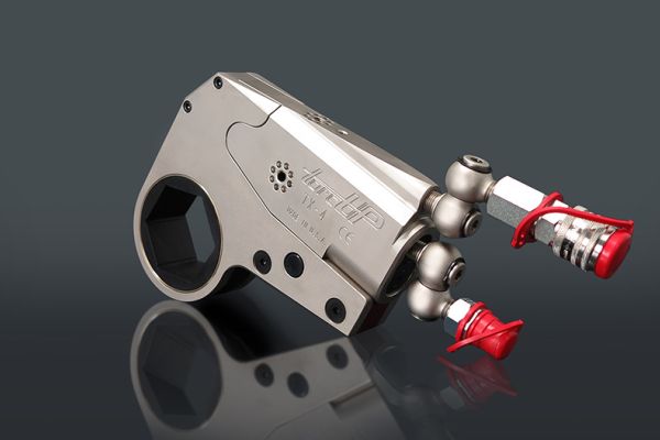 Hydraulic torque wrenches