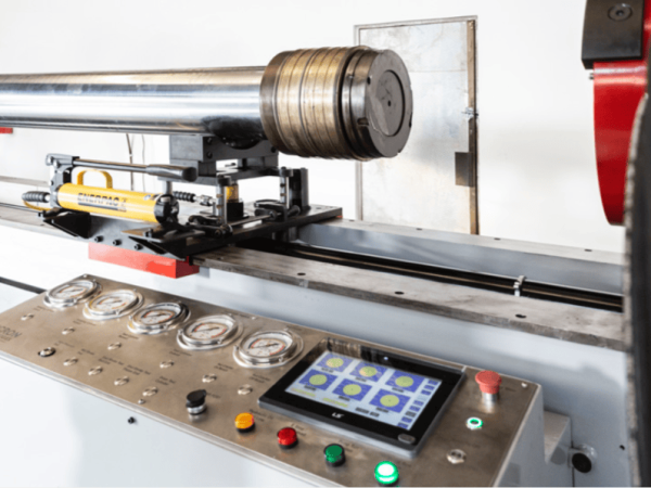 Dismantling a hydraulic cylinder